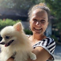 Femme avec son chien dans les bras. Vétérinaire La Colle-sur-Loup